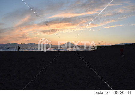 茅ヶ崎海岸 夕暮れの富士山 茅ヶ崎海岸 夕暮れの富士山 58600243