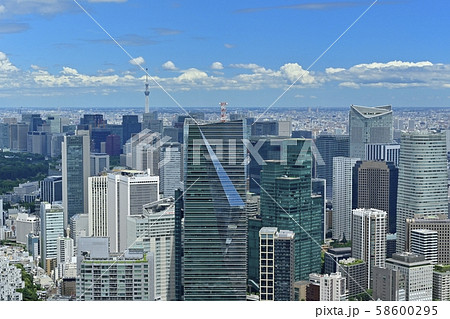 六本木ヒルズ森タワー屋上展望台からの東京スカイツリーと東京の街並み俯瞰 の写真素材