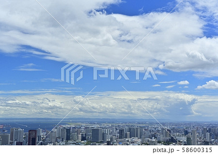六本木ヒルズ森タワー屋上展望台からの東京湾と羽田空港方面の街並み俯瞰 の写真素材