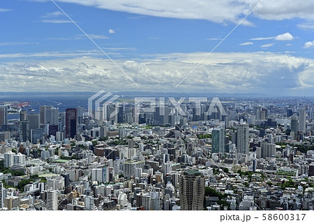 六本木ヒルズ森タワー屋上展望台からの東京湾と羽田空港方面の街並み俯瞰 の写真素材