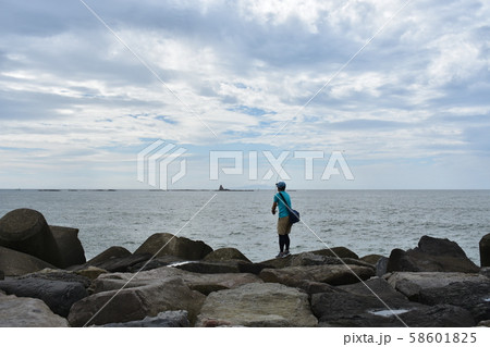 秋の空　茅ヶ崎の釣り人　 58601825