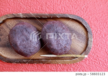 和紙の上の粒あんの手作りおはぎと竹ようじ 58603123