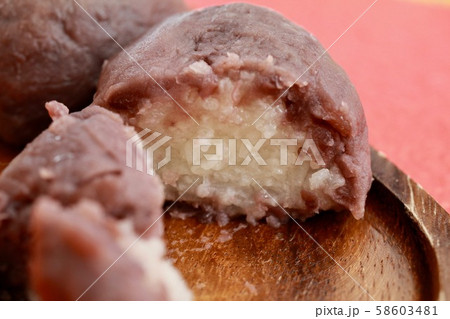 半分に割った粒あんの手作りおはぎ 58603481