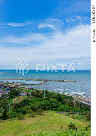 海岸沿いを走る気動車 海の見える丘より上越の海 の写真素材