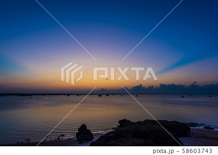 伊良部島　佐和田の浜の夕日 58603743