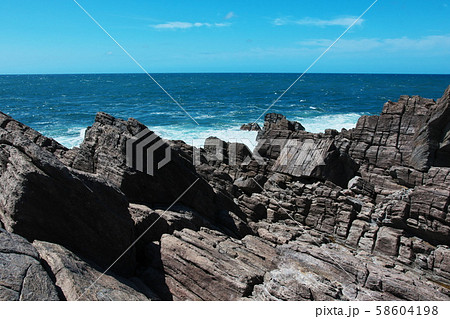 越前海岸　雄島の流紋岩の海岸と磁石岩 58604198