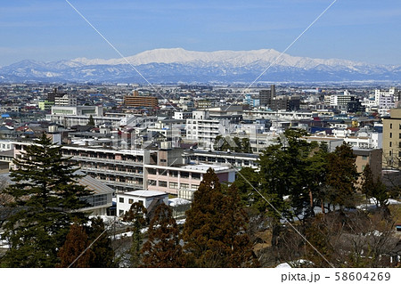 会津若松城天守閣展望室から残雪の飯豊連峰 会津若松城天守閣展望室から残雪の飯豊連峰 58604269