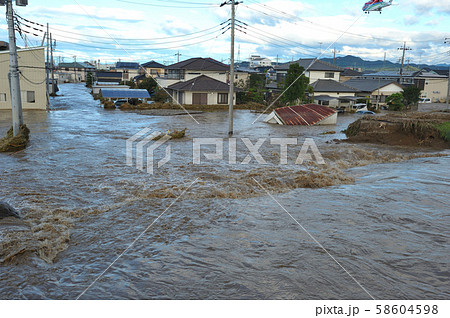 台風19号で増水し決壊した秋山川と住宅地に流れ込む濁流 58604598