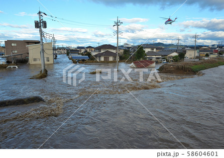 台風19号で増水し決壊した秋山川と住宅地に流れ込む濁流 58604601