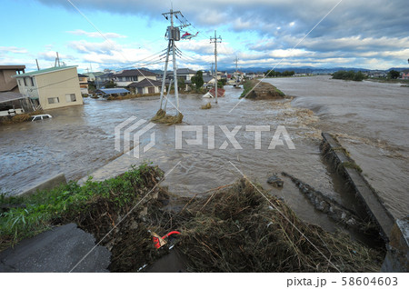 台風19号で増水し決壊した秋山川と住宅地に流れ込む濁流 58604603