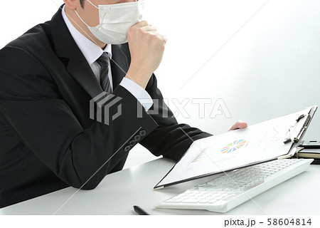 体調不良でも頑張るビジネスマン 体調不良でも頑張るビジネスマン 58604814