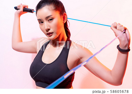 女性　アスリート　縄跳び 58605678