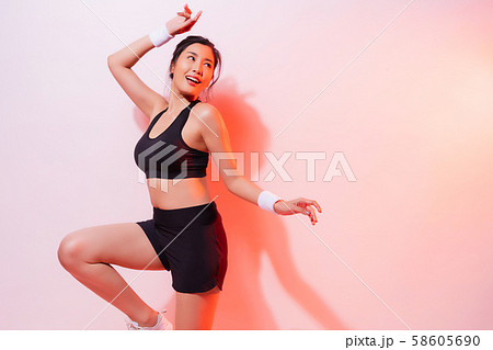 女性　アスリート　エアロビックダンス 58605690