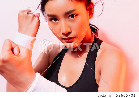 女性　アスリート　格闘技 58605701