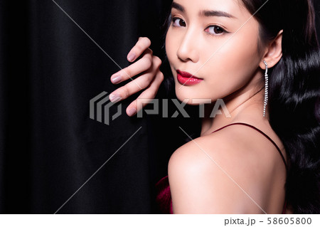 女性　ビューティー　ゴージャス 58605800