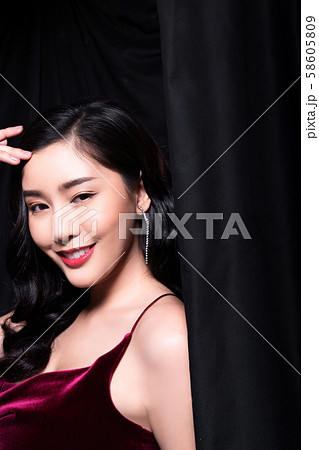 女性　ビューティー　ゴージャス 58605809