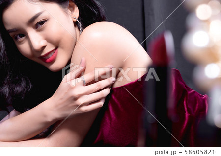 女性 ビューティー ゴージャス 女性 ビューティー ゴージャス 58605821