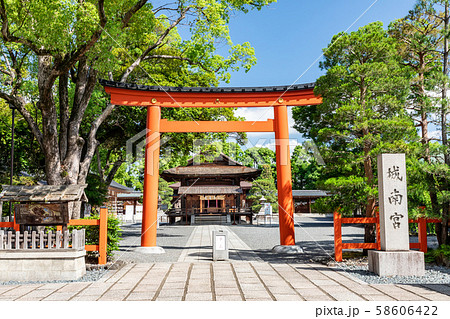 京都 城南宮朱の鳥居 京都 城南宮朱の鳥居 58606422