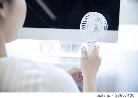 ハンディ扇風機を使う女性 ハンディ扇風機を使う女性 58607400