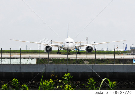 旅客機のある風景 58607720