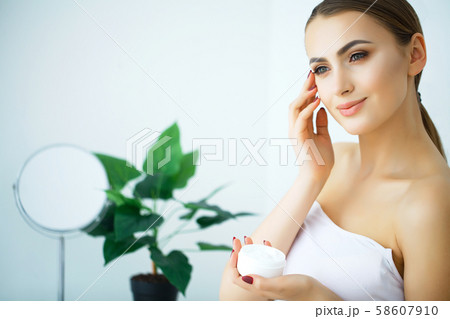 Beauty Skin Care. Beautiful Woman Applying Cosmetic Face Cream 58607910