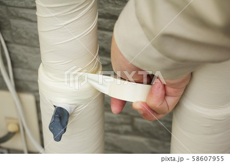 配管にビニールテープを巻く 58607955