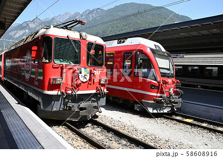 レーティッシュ鉄道クール駅に停車の「氷河特急」電気機関車と山岳鉄道