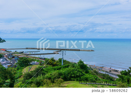 海岸沿いを走る気動車：海の見える丘より上越の海　　　　上越市 58609262