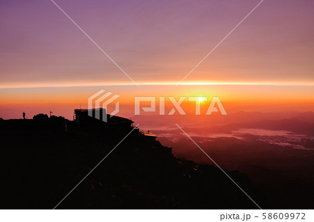 春の八ヶ岳登山：赤岳頂上山荘の夜明け 58609972