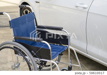 障がい者　車椅子　自動車　イメージ 58610017