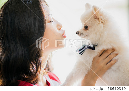 女性 ライフスタイル ペット 女性 ライフスタイル ペット 58610319
