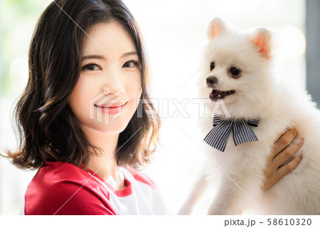 女性　ライフスタイル　ペット 58610320