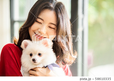 女性　ライフスタイル　ペット 58610335