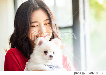 女性 ライフスタイル ペット 女性 ライフスタイル ペット 58610337