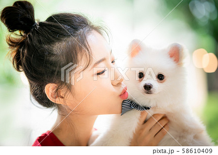 女性 ライフスタイル ペット 女性 ライフスタイル ペット 58610409
