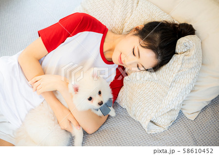 女性　ライフスタイル　ペット 58610452