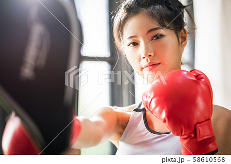 女性 格闘技 ボクシングの写真素材