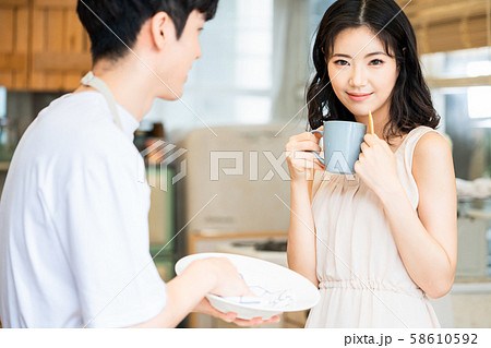 カップル　ライフスタイル 58610592