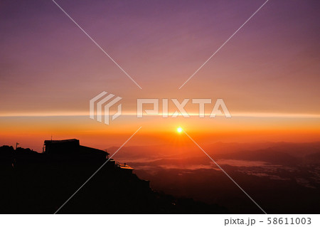 春の八ヶ岳登山：赤岳頂上山荘の夜明け 58611003