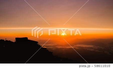 春の八ヶ岳登山：赤岳頂上山荘の夜明け 58611010