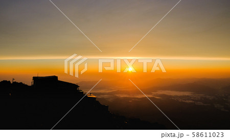 春の八ヶ岳登山:赤岳頂上山荘の夜明け 春の八ヶ岳登山:赤岳頂上山荘の夜明け 58611023