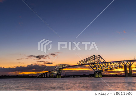 黄昏時の東京ゲートブリッジ 58611930
