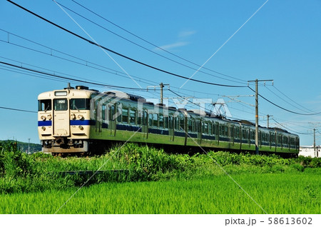 山陽本線、庭瀬・中庄駅間を走る普通列車(115系) 山陽本線、庭瀬・中庄駅間を走る普通列車(115系) 58613602