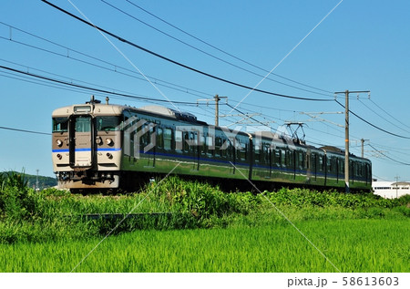 山陽本線、庭瀬・中庄駅間を走る普通列車（115系） 58613603