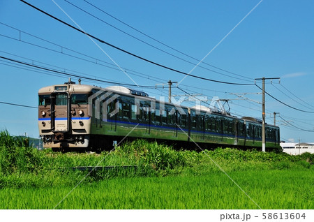 山陽本線、庭瀬・中庄駅間を走る普通列車（115系） 58613604