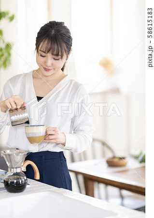 ミルクのようになめらかで優しい甘さのカプチーノを自宅で淹れて楽しむ女性 ミルクのようになめらかで優しい甘さのカプチーノを自宅で淹れて楽しむ女性 58615183