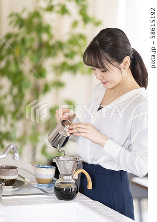 新婚生活で二人分のモーニングコーヒーをドリッパーで丁寧に淹れる女性 新婚生活で二人分のモーニングコーヒーをドリッパーで丁寧に淹れる女性 58615192