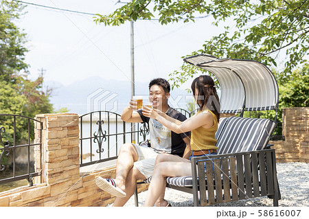 別荘の庭でビールを飲むカップル 別荘の庭でビールを飲むカップル 58616007
