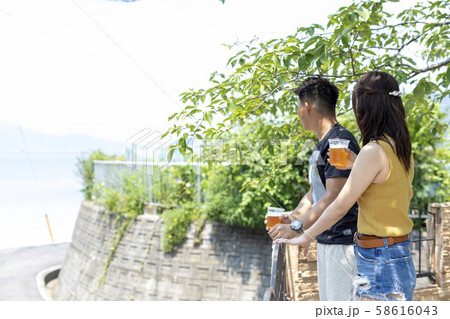 別荘の庭でビールを飲むカップル 別荘の庭でビールを飲むカップル 58616043