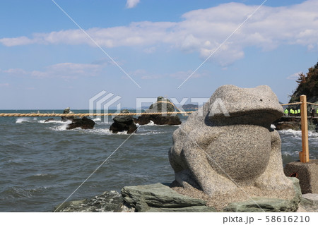 二見興玉神社の蛙 58616210